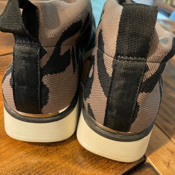 Louise et Cie Breyson Tan Leopard Print Sneaker size 9.5 - Picture 7 of 11